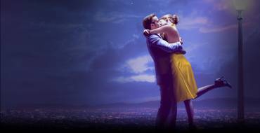 Con 14 nomination agli Oscar 2017 La La Land racconta una burrascosa storia d’amore tra un’attrice (Emma Stone) e un musicista (Ryan Gosling).