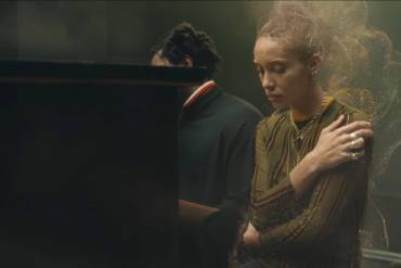 Il videoclip di “(No One Knows Me) Like The Piano” diretto da Jamie-James Medina, esce in due versioni insostituibili e complementari, una in 2D e una in 360° VR