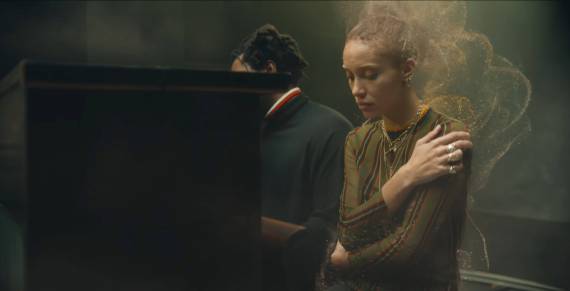 Il videoclip di “(No One Knows Me) Like The Piano” diretto da Jamie-James Medina, esce in due versioni insostituibili e complementari, una in 2D e una in 360° VR