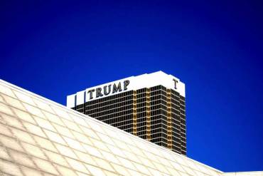 In US elections history, architecture has never been so much in the news… Join us on a Trumpitecture tour. From Las Vegas golden tower to the misfortunes of a cheated architecture firm but also a provocative and tongue-in-cheek pink wall running across the US-Mexican border.