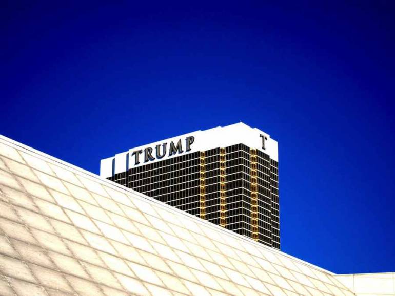 In US elections history, architecture has never been so much in the news… Join us on a Trumpitecture tour. From Las Vegas golden tower to the misfortunes of a cheated architecture firm but also a provocative and tongue-in-cheek pink wall running across the US-Mexican border.